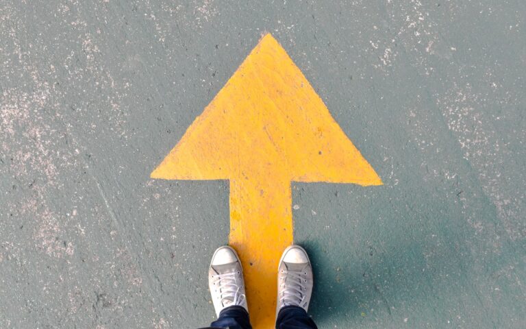 Illustration of HPE Free Software Deal: A Powerful Step Against VMware's Dominance